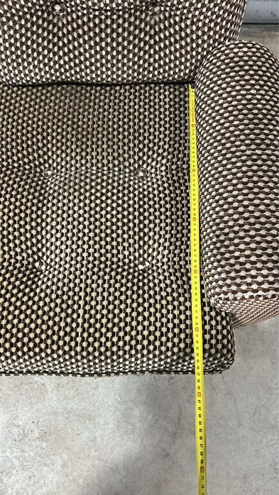 Belíssimo sofá retro em veludo  2 lugares com cama