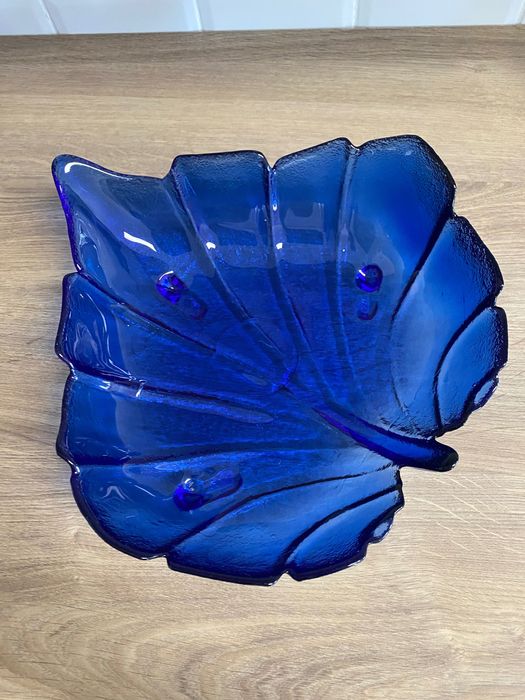 Taça em louça azul em formato de folha