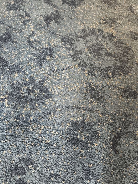 Carpete azul com apontamentos bege