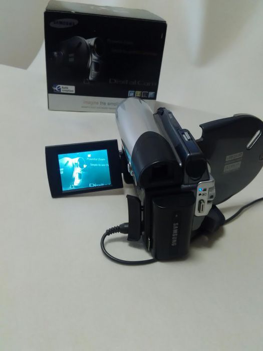 Câmara de Filmar Com Caixa de CD RW + Bolsa de Transporte + Mini Tripé