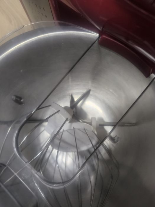 Batedeira elétrica com peças