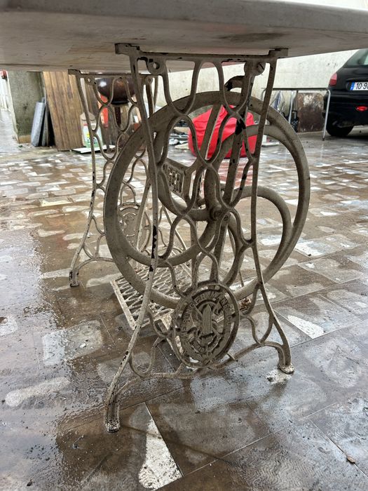 Mesa singer com tampo de mármore