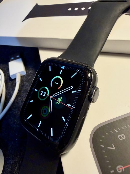 Apple Watch SE (1ª Gen) 44mm Space Gray – Caixa Original e Acessórios