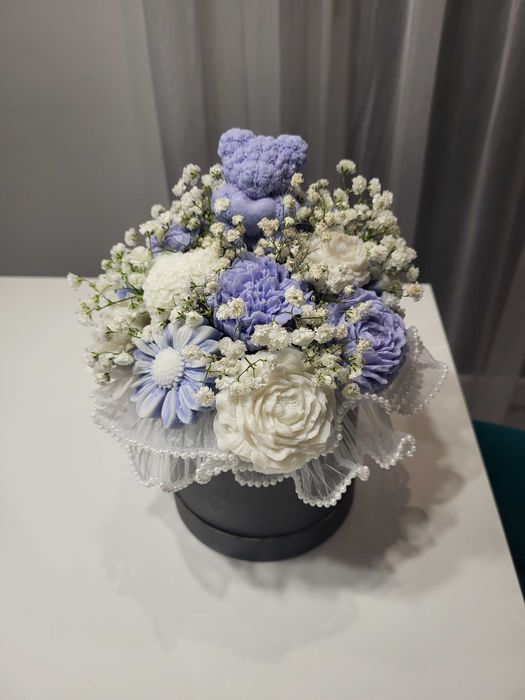 Kwiaty z wosku w ozdobnym pudelku