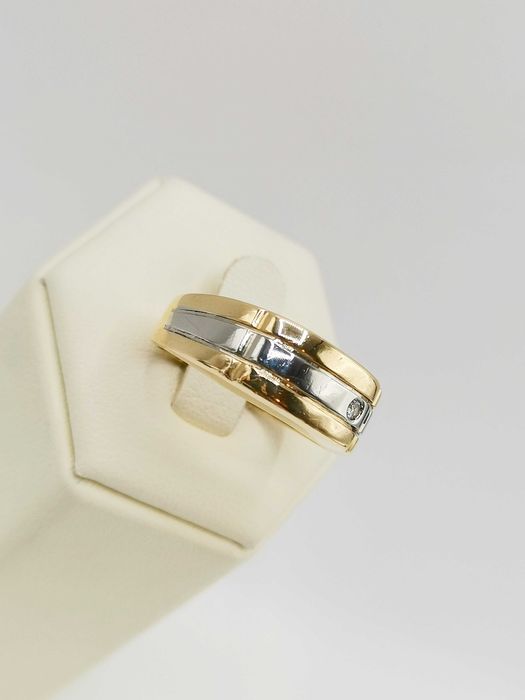 Złoty sygnet męski z brylantem.