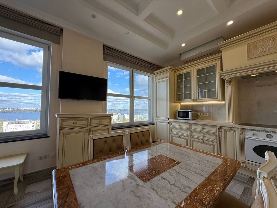 Квартира погодинно, подобово 3 кв у Центрі міста з видом на річку