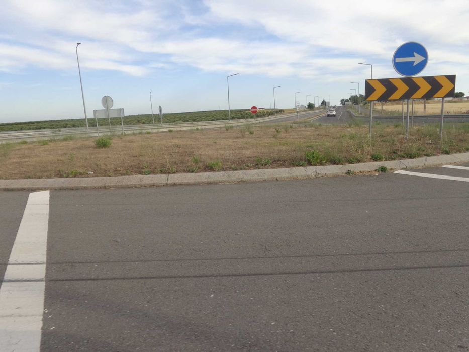 Terreno Junto à estrada, a 600 metros de Beja