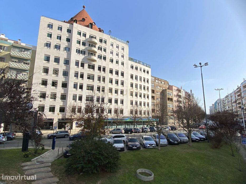 Escritório com 849 m2 na Av. Columbano Bordalo Pinheiro, Lisboa