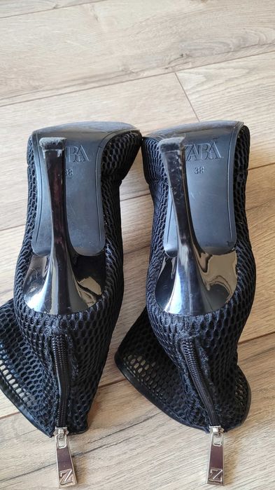 Czarne ażurowe botki Zara z siateczki, na obcasie roz. 38