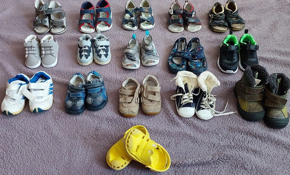 Дитяче взуття (різні розміри)