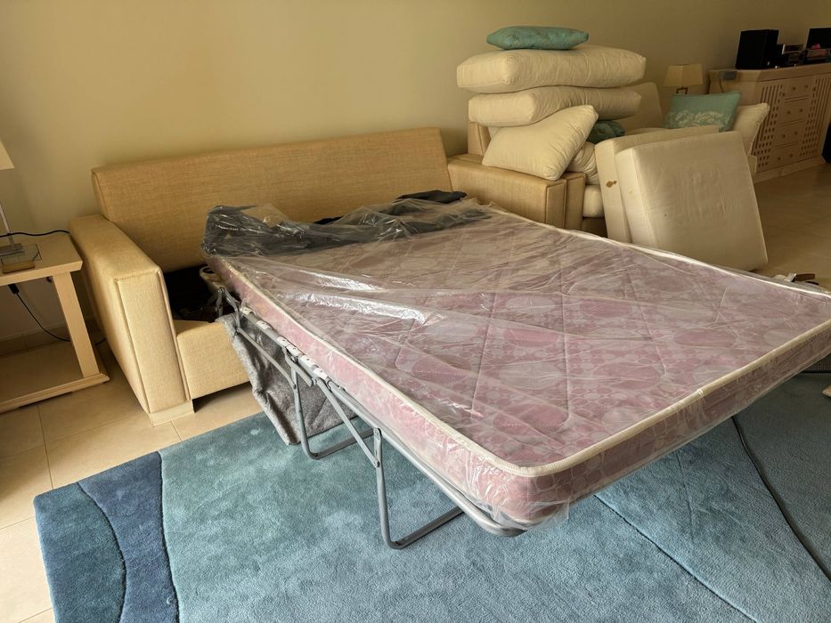 Sofá Cama de 3 Lugares + 2 Mesas de Apoio de Sala (Excelente Estado)