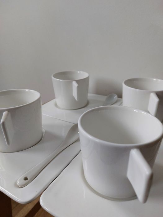 Serwis filiżanki z łyżeczkami i spodkami