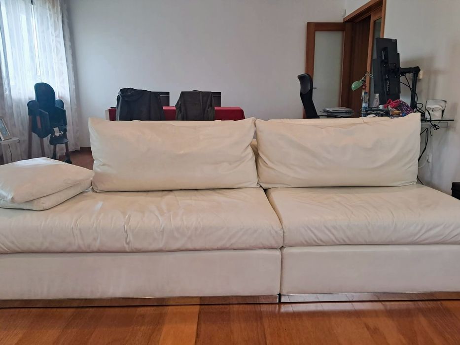 Sofá modular em pele branca