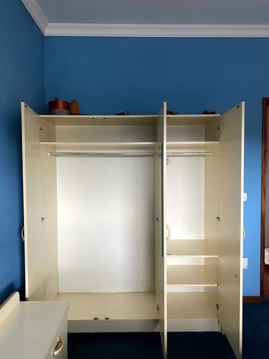 Conjunto cama + mesinhas de cabeceira + cómoda + armário + banco