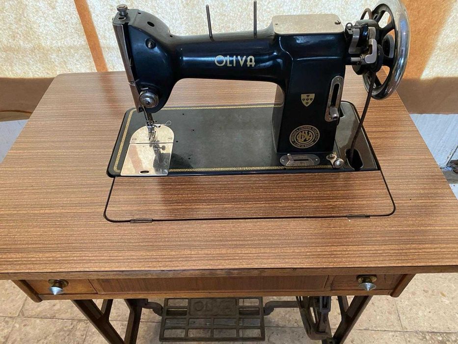 Máquina de Costura OLIVA (Antiga)