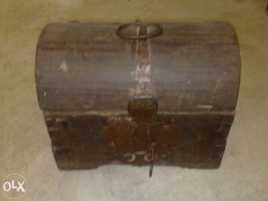 Baú pequeno antigo