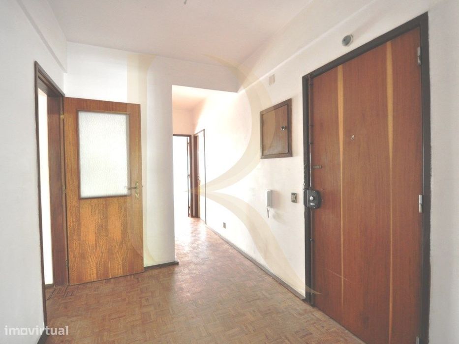 Apartamento T3 com elevador e varandas em Setúbal