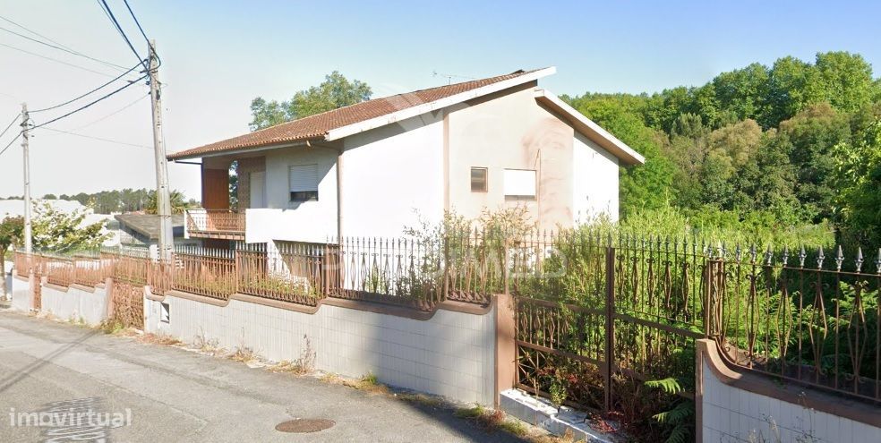 V3 Totalmente Renovada com Terreno Amplo e Poço em Santa Maria de L...