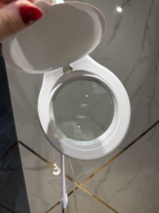 Lampa kosmetyczna. Lupa podświetlana.