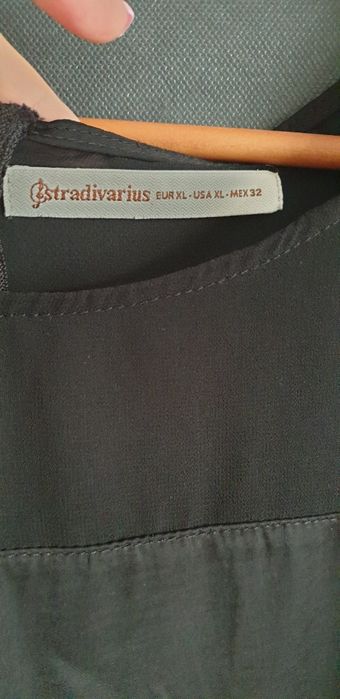 Blusa preta acetinada