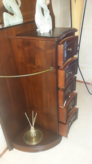 Móvel de entrada com gavetas e espelhos