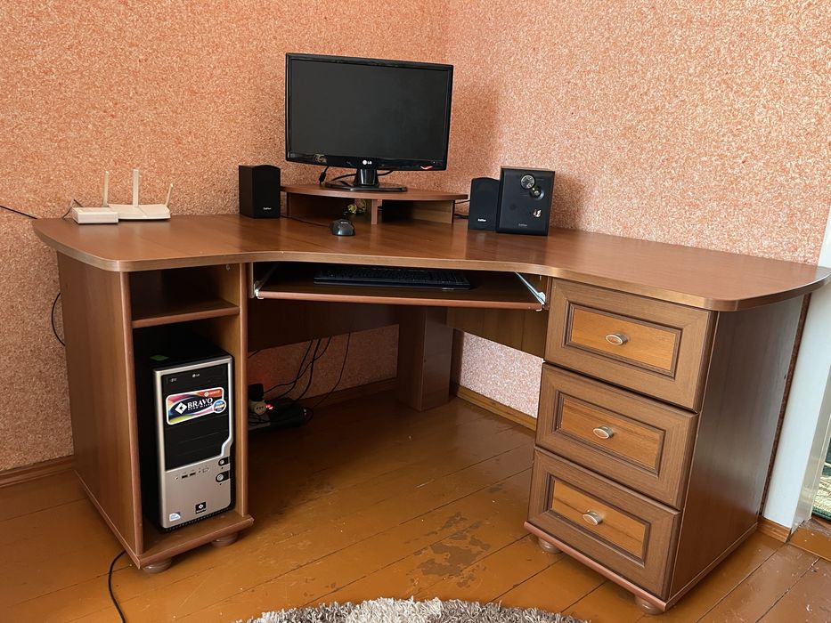 Компютерний стіл