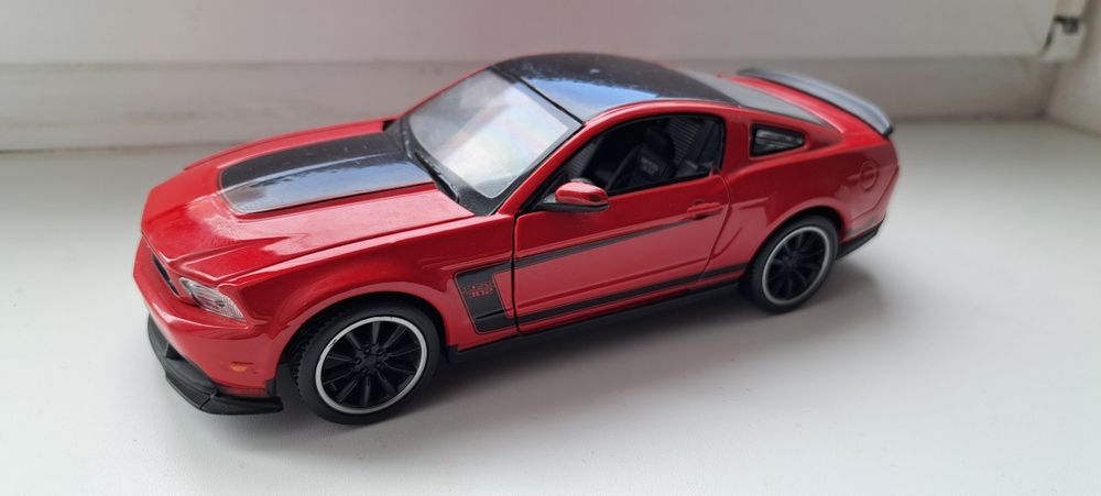 Машинка модель ford mustang boss302 2012 maisto 1/24