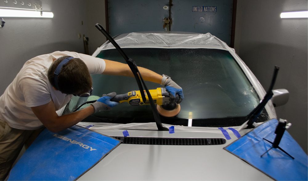 Polerowanie szyb samochodowych Usuwanie rys z szyby samochodu