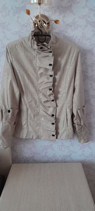 Продам плащдля дівчини, жінки 44 розміру