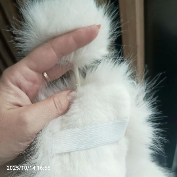 Nowy elegancki szal kołnierz biały z pomponem
