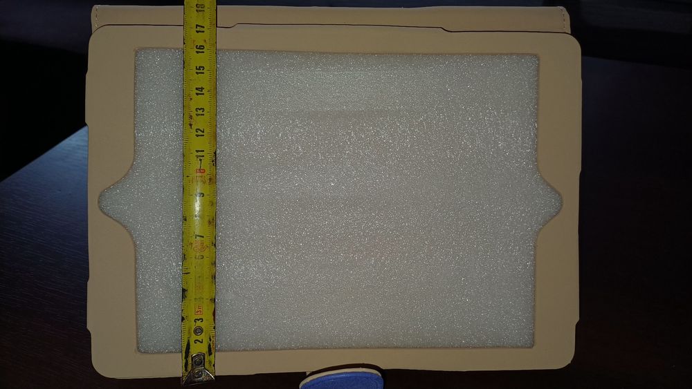 Beżowe etui na tablet obrotowe