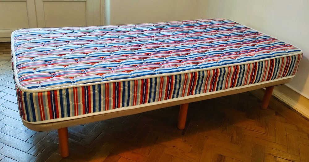 Base cama com colchão 190 x 90 cm