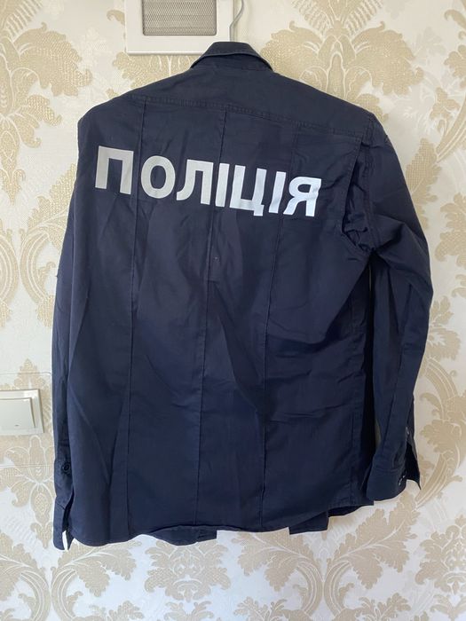 Кепі, штани, кітель та футболки поліції