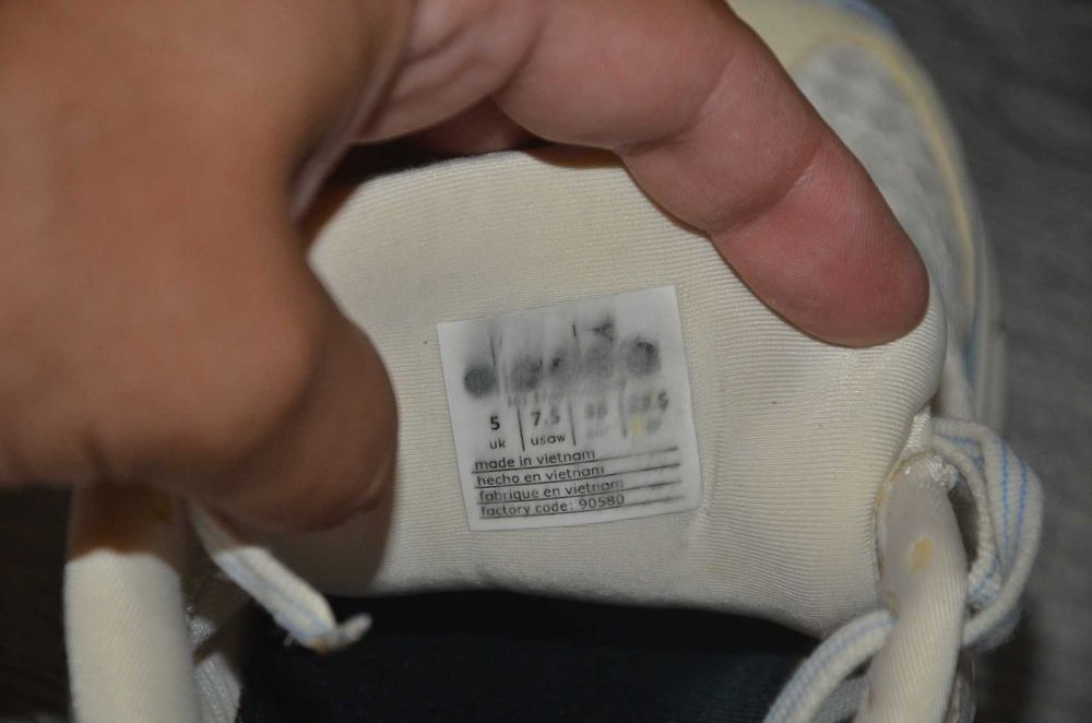 Продам кросівки Фірма DIADORA .