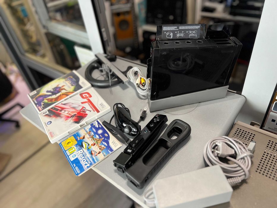 Konsola Nintendo WII + pad + kierownica + gry i okablowanie