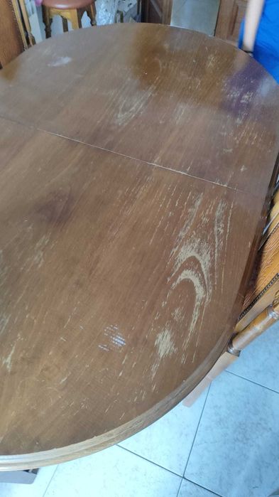 Mesa de madeira extensível com cadeiras