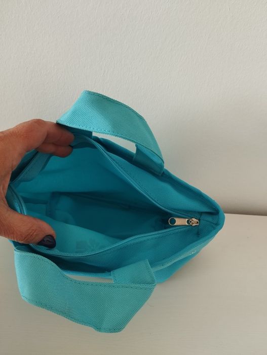 Bolsa azul claro com flores
