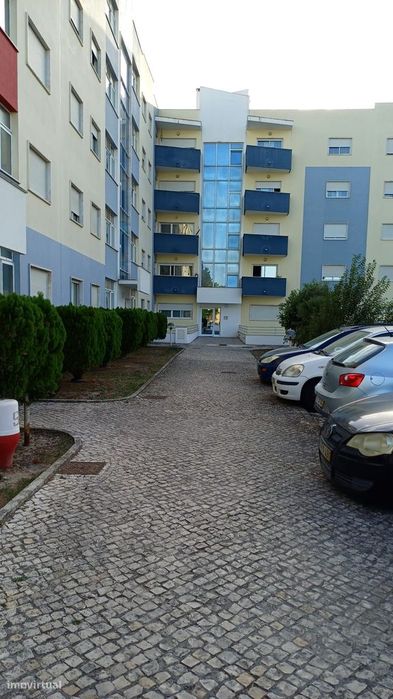 T2 em condomínio fechado com piscina e garagem | Carregado
