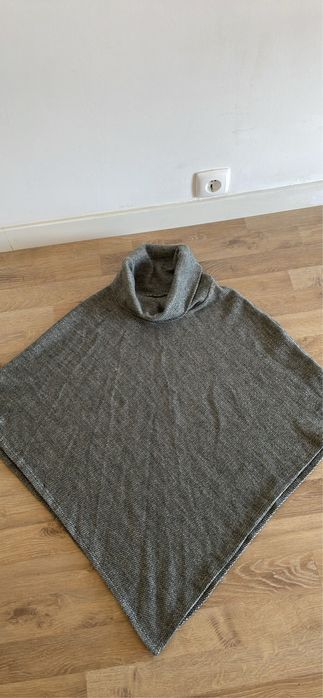 Poncho em malha cinzento