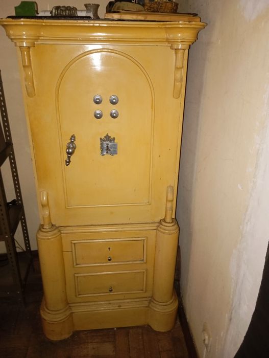 Cofre Antigo em Ferro