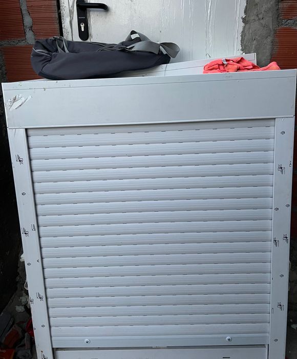 3 Janelas novas, 2 com store e uma sem store.