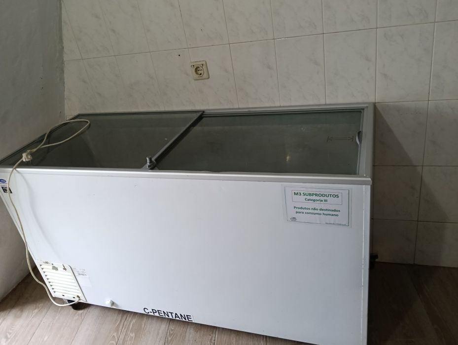 Arca horizontal com vidro usada