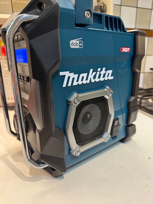 Radio makita mr003g