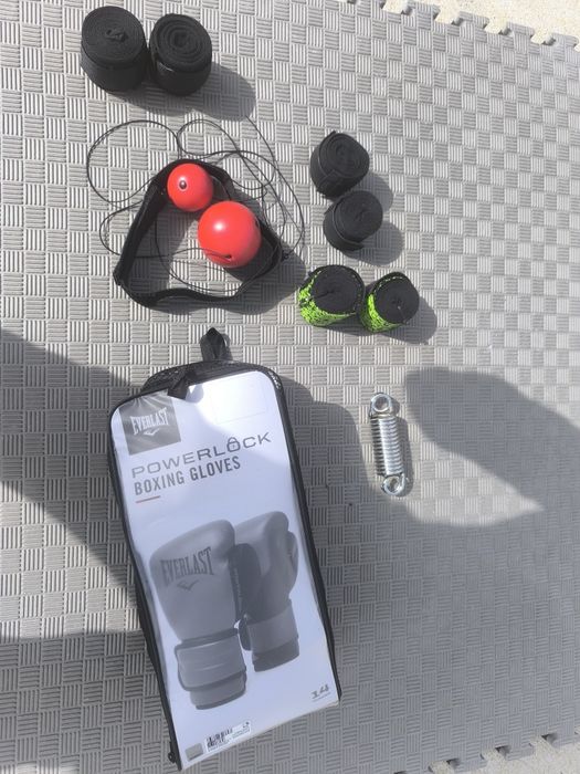 Saco de boxe 50 + luvas + ligaduras + bola de reflexos