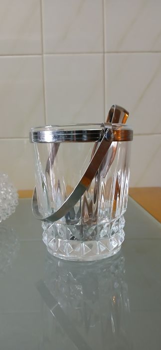 Garrafa de licor e balde de gelo em cristal