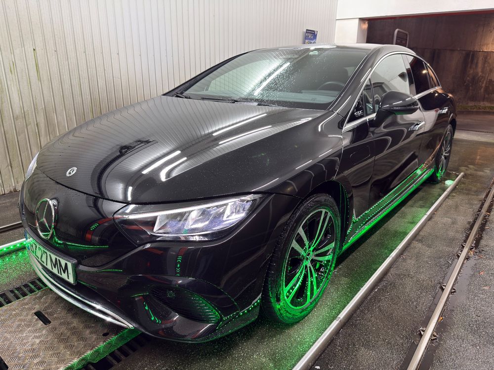 Mercedes-Benz EQE 300 Electric Art