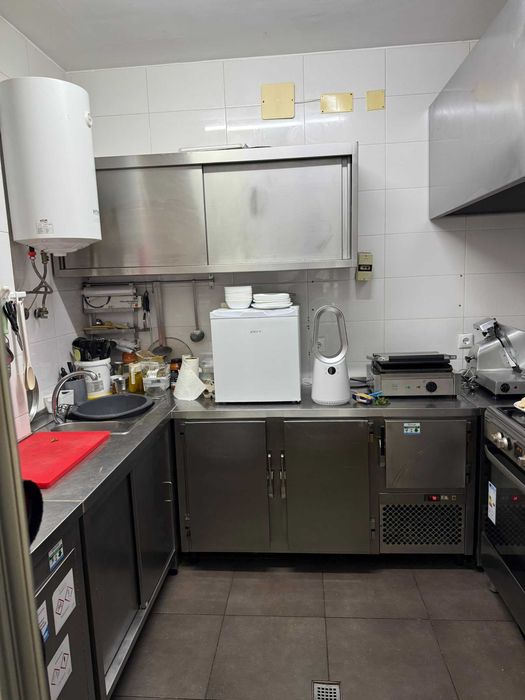 Vende-se Loja Comercial com Café/Snack-Bar em Funcionamento e Licença de Restauração e Bebidas