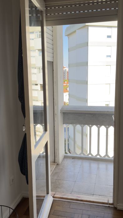 Tenho Quartos  para arrendar , um com varanda e o outro sem varanda , apartamento com duas casas de banho , presik com elevador e todo remodelado