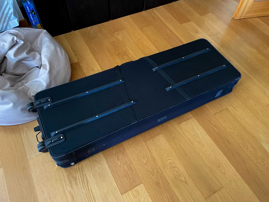 Estojo Stagg semirígido teclado 88 com rodas e pega