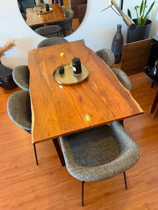 Conjunto mesa e cadeiras